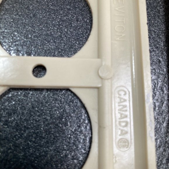 Vintage Plastic Leviton Plates Plug In Outlet Cover Made In Canada - Picture 3 of 4